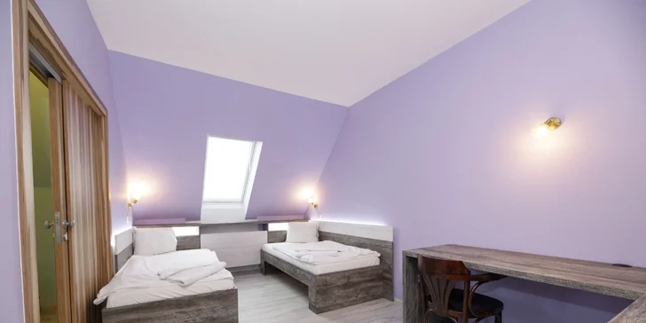 Pokoje jsou zařízeny v moderním stylu a mají vlastní WC, koupelnu, TV, minibar a Wi-Fi připojení.