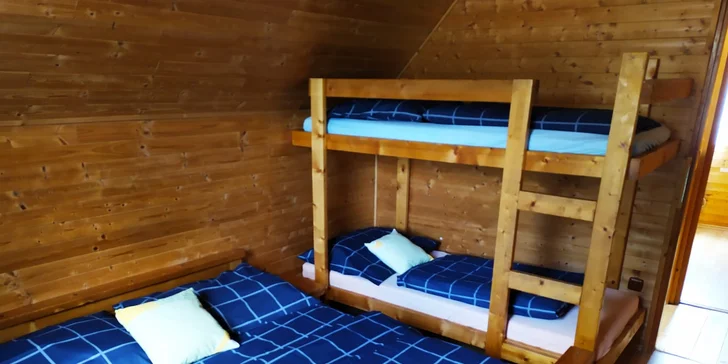 Chata je dvoupodlažní. V každém patře jsou pokoje a skříně na oblečení.