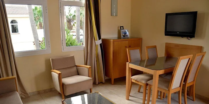 V obývacím pokoji je kuchyňský kout s ledničkou, potěší vás také balkon nebo terasa s výhledem do okolí.