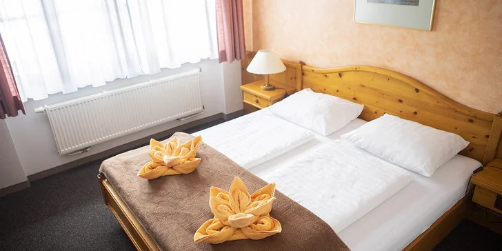 Pripravená pre vás bude dvojlôžková izba typu Standard s rozlohou cca 22 m² s nábytkom z prírodného dreva.