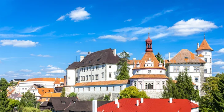 Udělejte si i výlet do Jindřichova Hradce a navštivte třetí největší zámecký komplex v České republice.