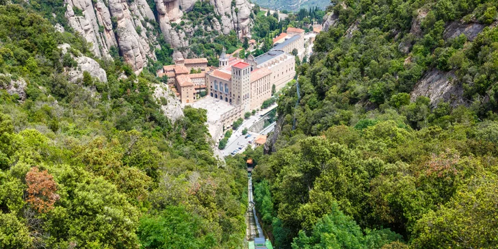 Klášter Montserrat je obklopený kaplemi a jeskyněmi poustevníků. 