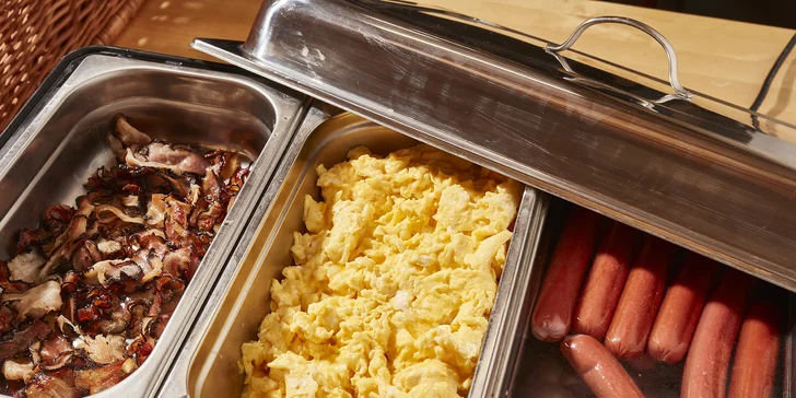 Párečky, slanina a vejce pochopitelně nechybí. 