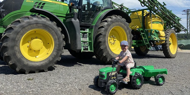 Uvidíte i další zvířata a seznámíte se se zemědělskou technikou JohnDeere.