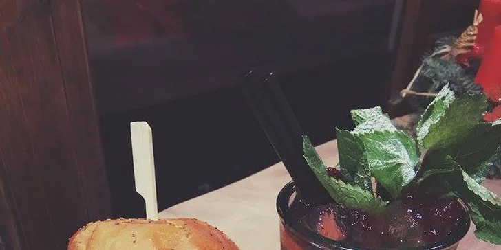 K burgeru si můžete dát třeba brusinkové mojito.
