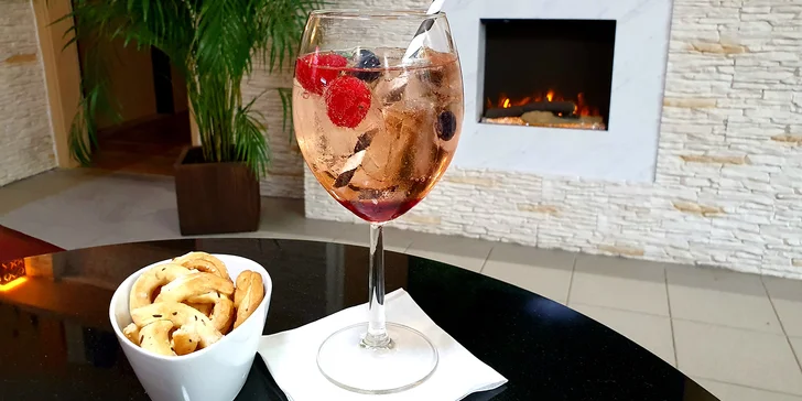 K drinkům navíc dostanete i drobné slané pochutiny a karafu pramenité vody s plátky citrusů, takže chybět vám nebude skutečně nic.