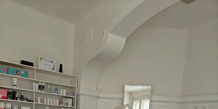 V beauty salonu na Kladně vyzkoušíte přístrojovou anticelulitidní masáž v délce 30 nebo 60 minut nebo moderní IPL omlazení pleti (60 minut).
