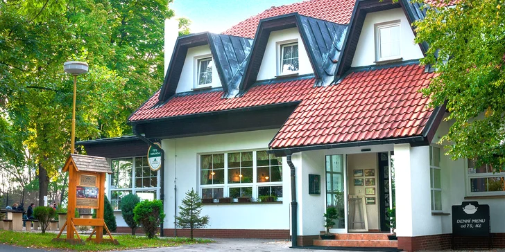 Přivítá vás chatová osada u hotelu Na Skalkách.