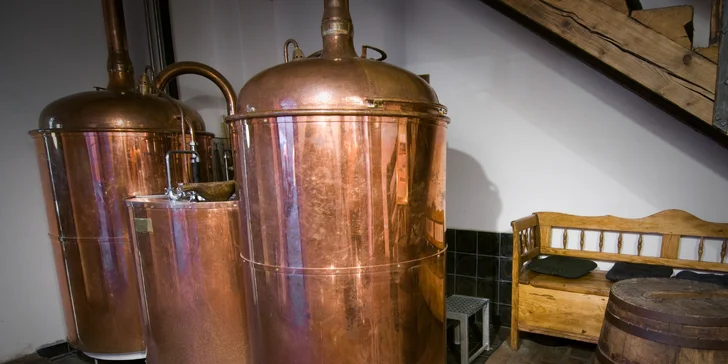 Vyzkoušet můžete vinnou nebo pivní lázeň spojenou s masáží a případně i peelingem. Podává se k ní i pivo nebo víno. 