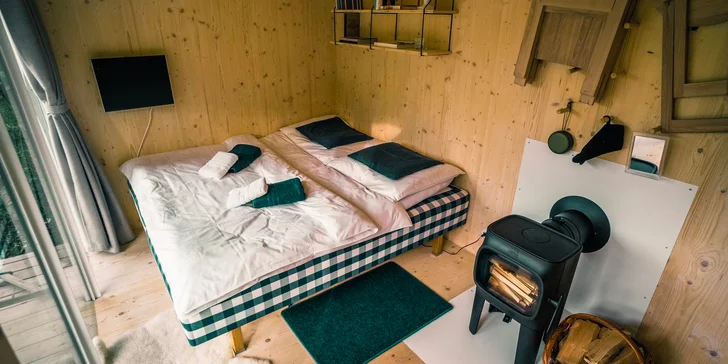 Z luxusnej postele Hastens uvidíte romantický západ slnka nad lesom.