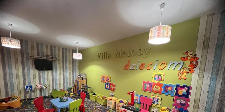 K dispozícii je aj vnútorná detská herňa a vonkajšie ihrisko.