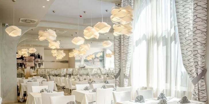 Restaurace hotelu Palma je proslulá svou venkovní terasou, která je doslova pár metrů od mořské hladiny.