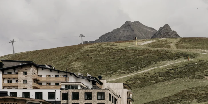 Hotel stojí přímo na sjezdovce a v blízkosti lanovky. 
