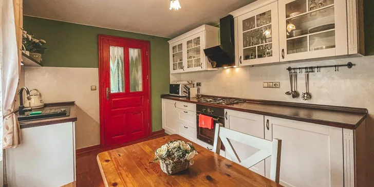 Na výběr jsou tři apartmány, všechny mají vlastní kuchyni (na fotce apartmán s krbem). 