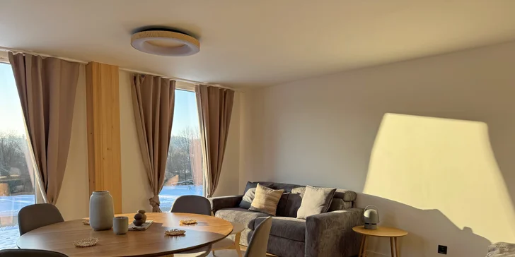 Součástí vybavení je TV, Wi-Fi připojení i ložní prádlo.