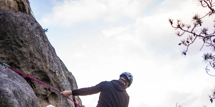 Přihlásit se můžete také rovnou na komplexní kurz, který je rozšířený i o procvičování pádů, bouldering, základy horolezectví nebo třeba o tipy, které vám pomohou vybrat správné vybavení.
