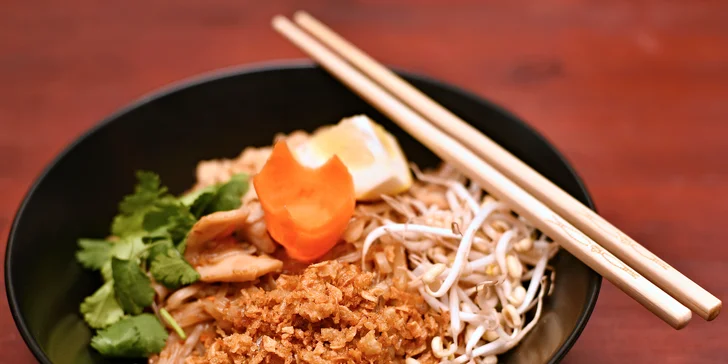 3. chod je ve znamení Pad Thai s kuřecím masem.