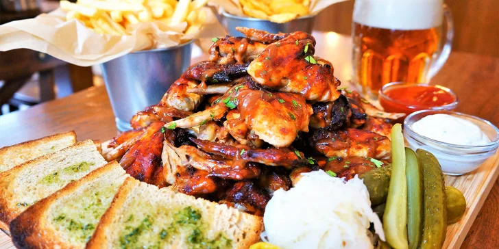 10, 20 nebo 30 pečených BBQ křidýlek, zelenina a příloha i dip podle výběru