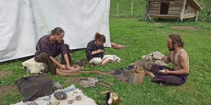 Ve skanzenu můžete narazit také na Kelty zabrané do pečení obilných placek, tvarování keramiky nebo tkaní na karetkách. 