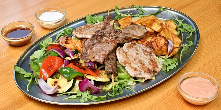 Mix grill se 4 druhy masa a přílohami pro 2 či 4 os.