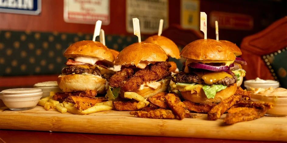 6 miniburgerů pro dva a dvoje hranolky k tomu