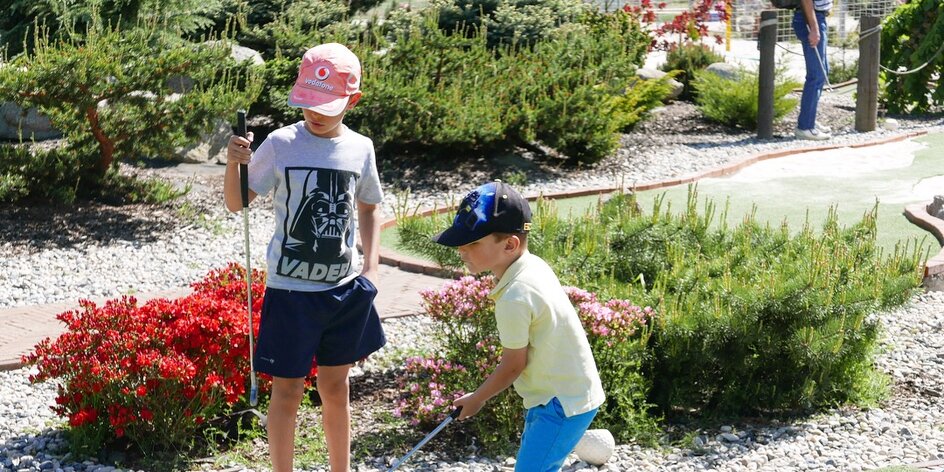 Minigolf v pražských Modřanech: někdo patuje, někdo zametá…