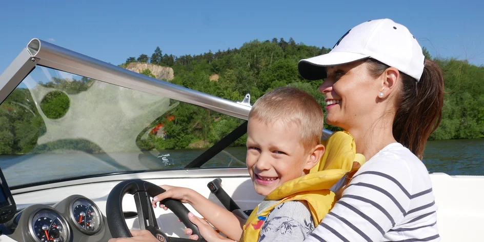 Ahoyyyyy! Vychutnejte si plavbu po Vltavě s rodinou na palubě luxusního člunu