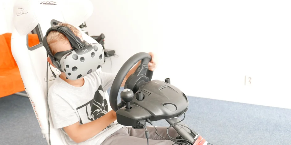 Virtuální realita s dětmi: koulovačka se sněhulákem, formule a setkání se žralokem