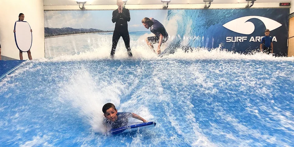 Surf Arena Praha: zkuste s dětmi bodyboarding!
