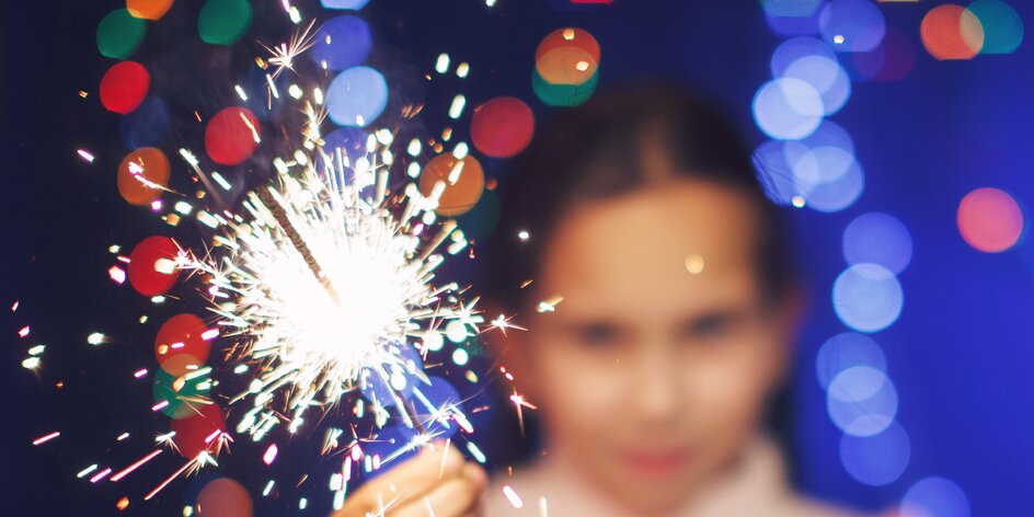 Jak oslavit Silvestra s dětmi, aby to mělo grády? Tipy na hry, mlsání i ohňostroje