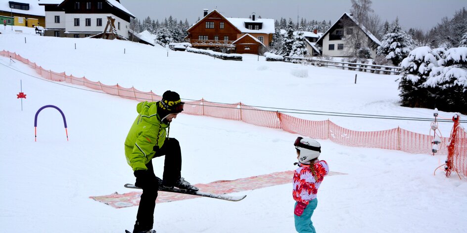 Kde naučit děti lyžovat? Mama blogerka otestovala skiareál na Kvildě