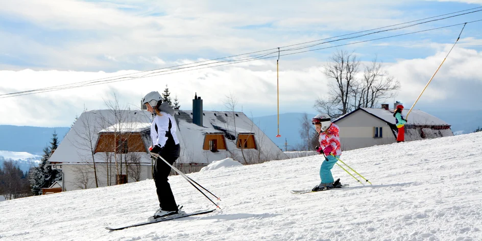 Skiareály na Šumavě, kde se vyřádíte vy i děti