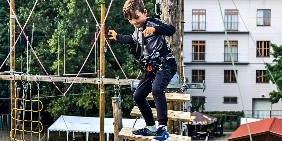 Vylézt na stožár a vyluštit šifru? Akční hra v lanovém centru vás nadchne