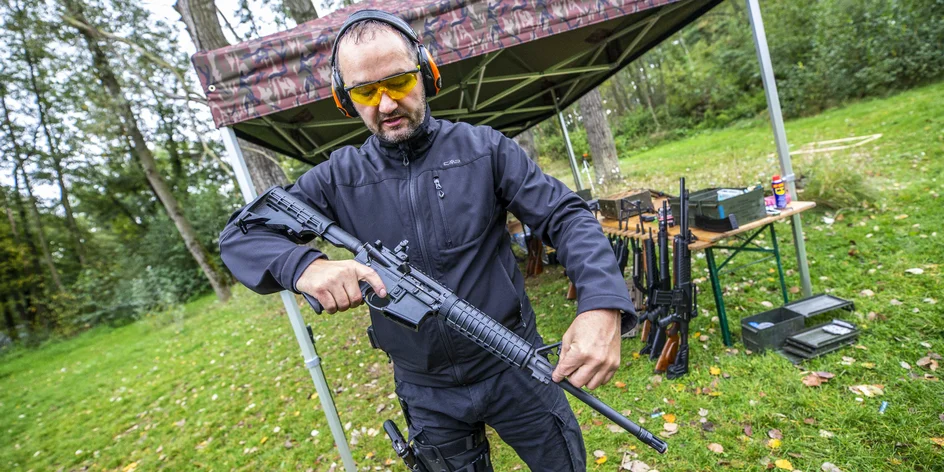 „Na střelnici zažijete neobyčejný respekt," říká organizátor zážitkového střílení