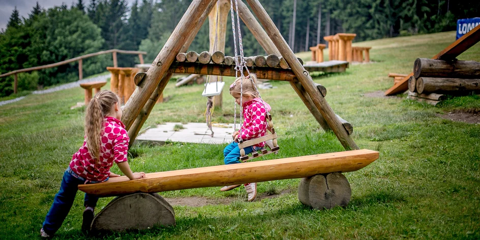 Kam s dětmi v Beskydech? Objevte hřiště v kopcích i pohádkovou stezku Mionší