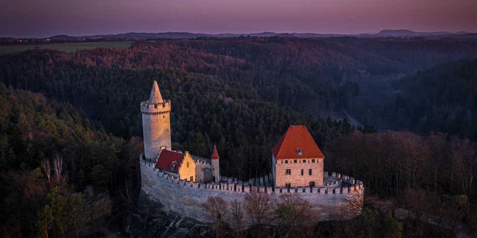 7 tipů na výlety po Máchově kraji: jezero, hrady i skalní útvary