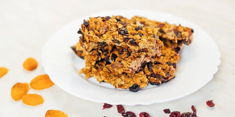 Videorecept: upečte si domácí müsli tyčinky plné oříšků a ovoce