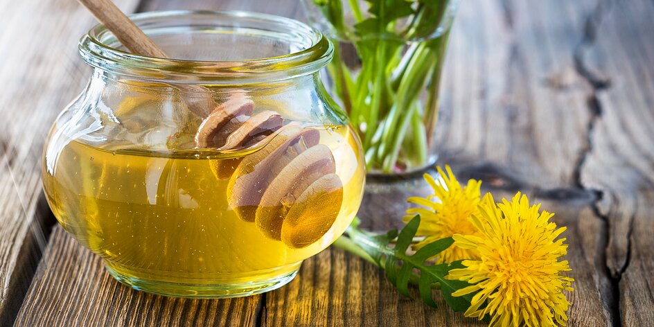 Slaďoučké recepty: uvařte si pampeliškový med a sirupy z bylin i ovoce