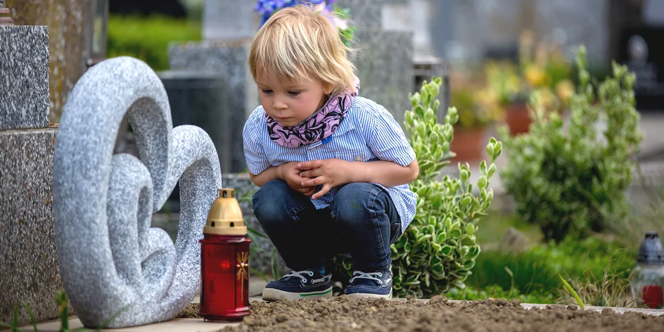 Proč se děti smějí, když někdo blízký zemře, a jak s nimi o smrti mluvit?