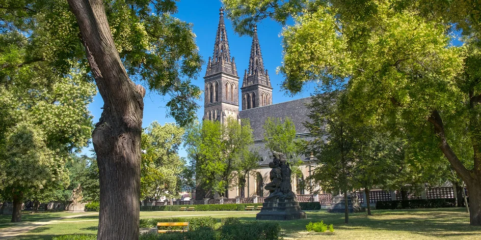 Průvodkyně radí, co vidět na Vyšehradě: dělová koule, kasematy i labyrint