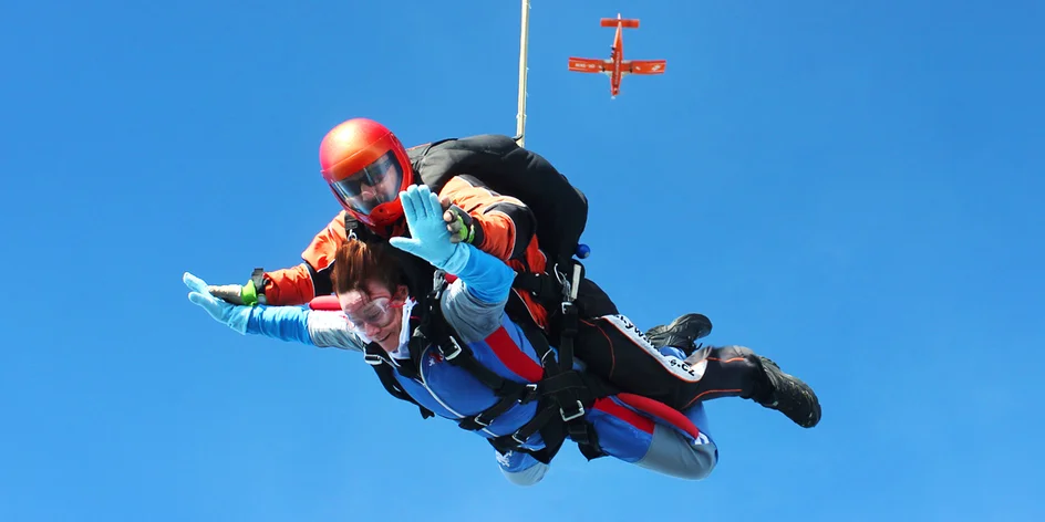 Adrenalin v oblacích: tandemový seskok ze 4200 m