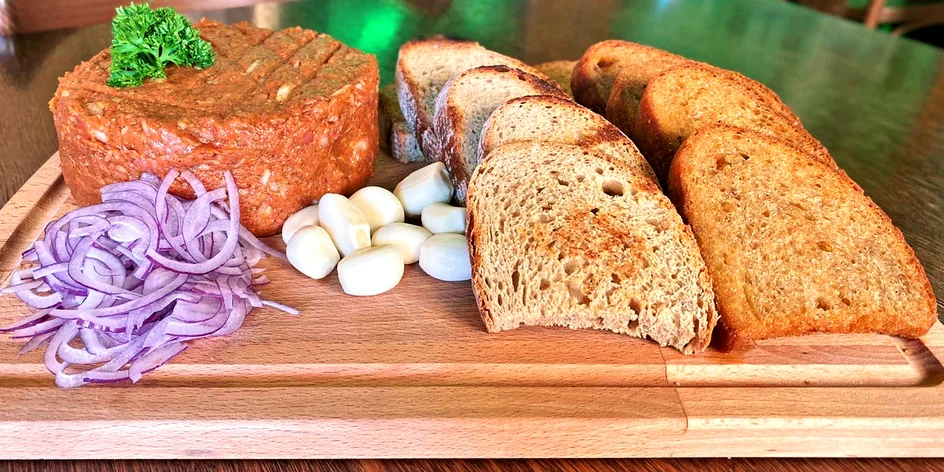 250 nebo 500 g tataráku s topinkami a česnekem