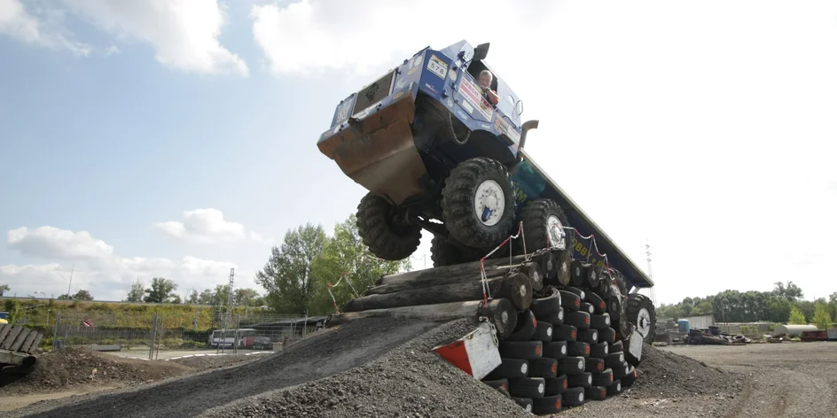 15–60 minut drtivé jízdy v kabině giganta Tatra