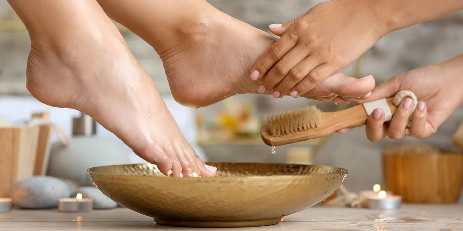 Kompletní pedikérská péče vč. 10min. masáže nohou