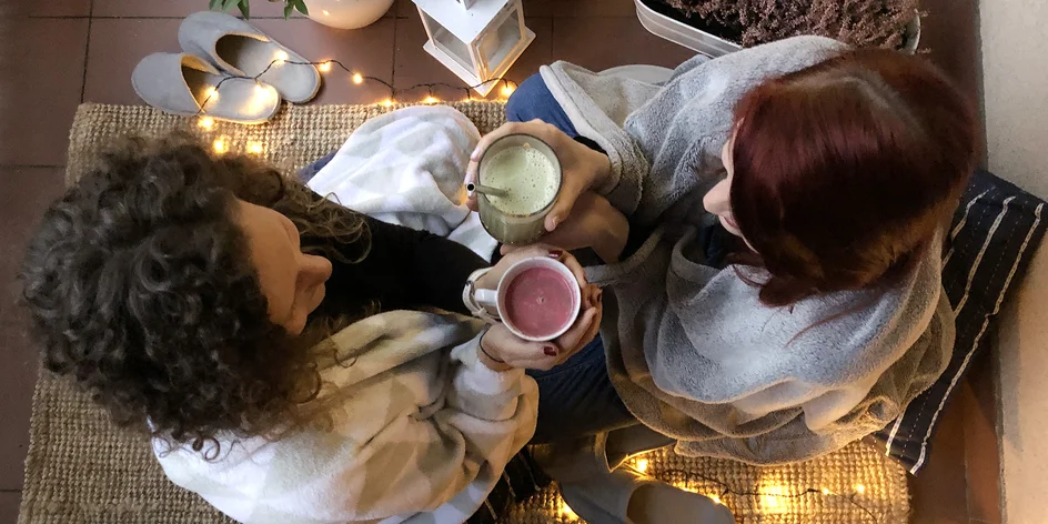 Čím se doma zahřát? Vyzkoušejte řepové latte, matchu nebo chai latte