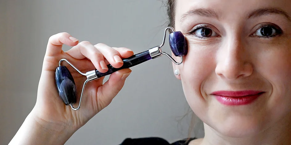 Vyhlaďte si vrásky domácí masáží. Jak se správně používá gua sha a face roller?