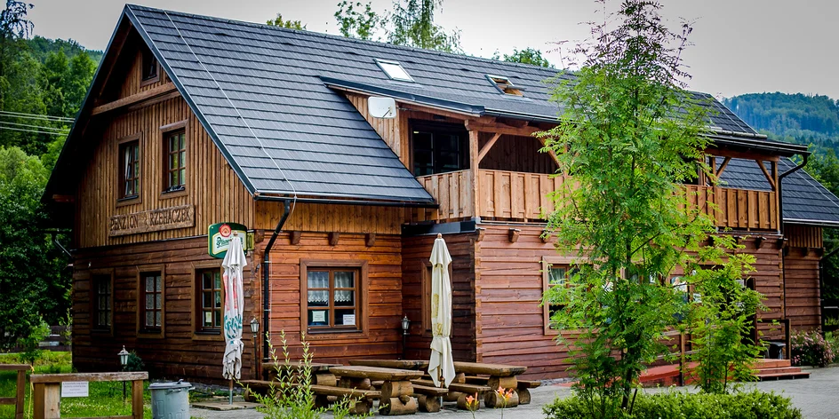 Do roubenky ve Slezských Beskydech za domácí kuchyní, dětským hřištěm a saunou