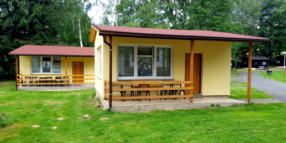 Retro chatky v kempu s koupalištěm u Českého Švýcarska