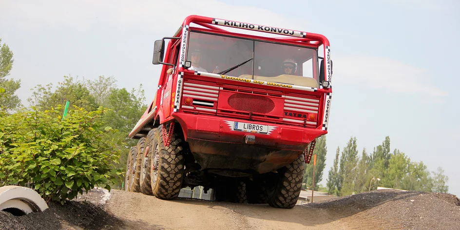 8 kol, 6 obřích válců a motor bez startéru. Zkrotíte Tatru nebo buldozer?