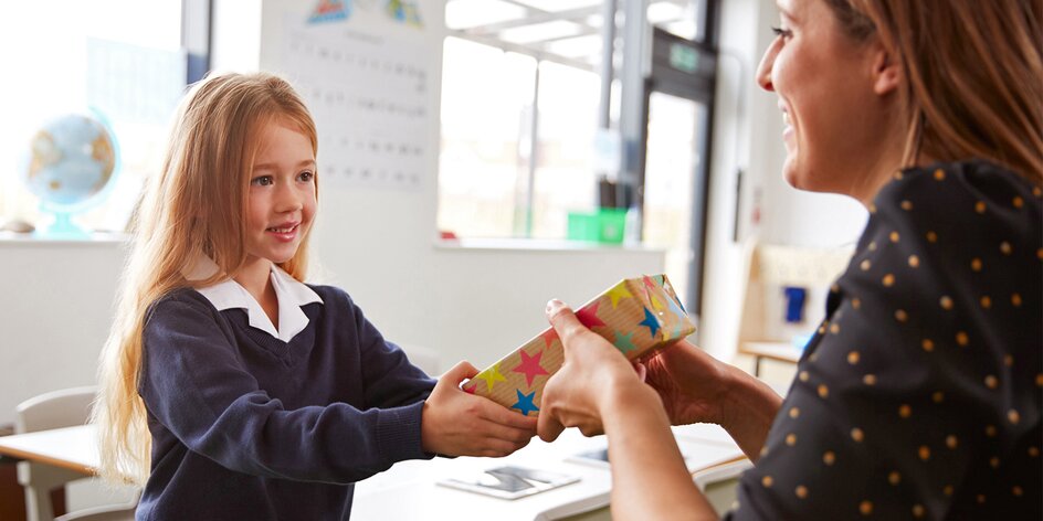 Tipy na dárky pro učitelky a učitele. Co letos vybrat, aby měli opravdu radost?